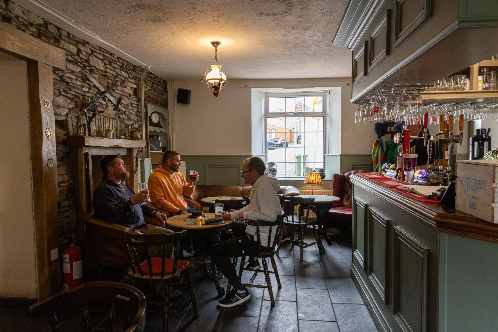 לאנטריסנט The Bear Inn מראה חיצוני תמונה