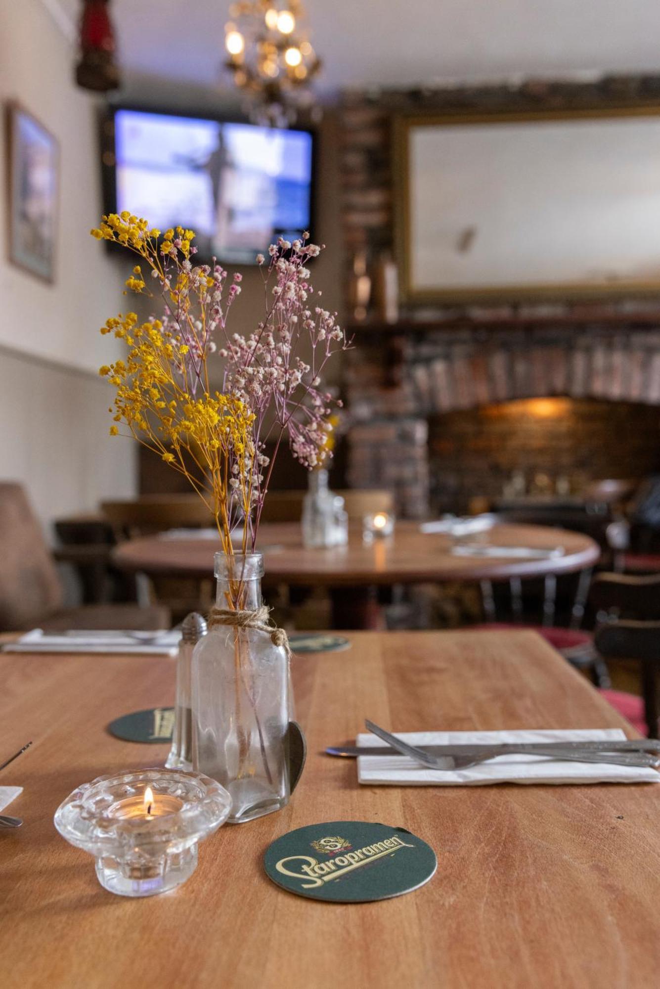 לאנטריסנט The Bear Inn מראה חיצוני תמונה