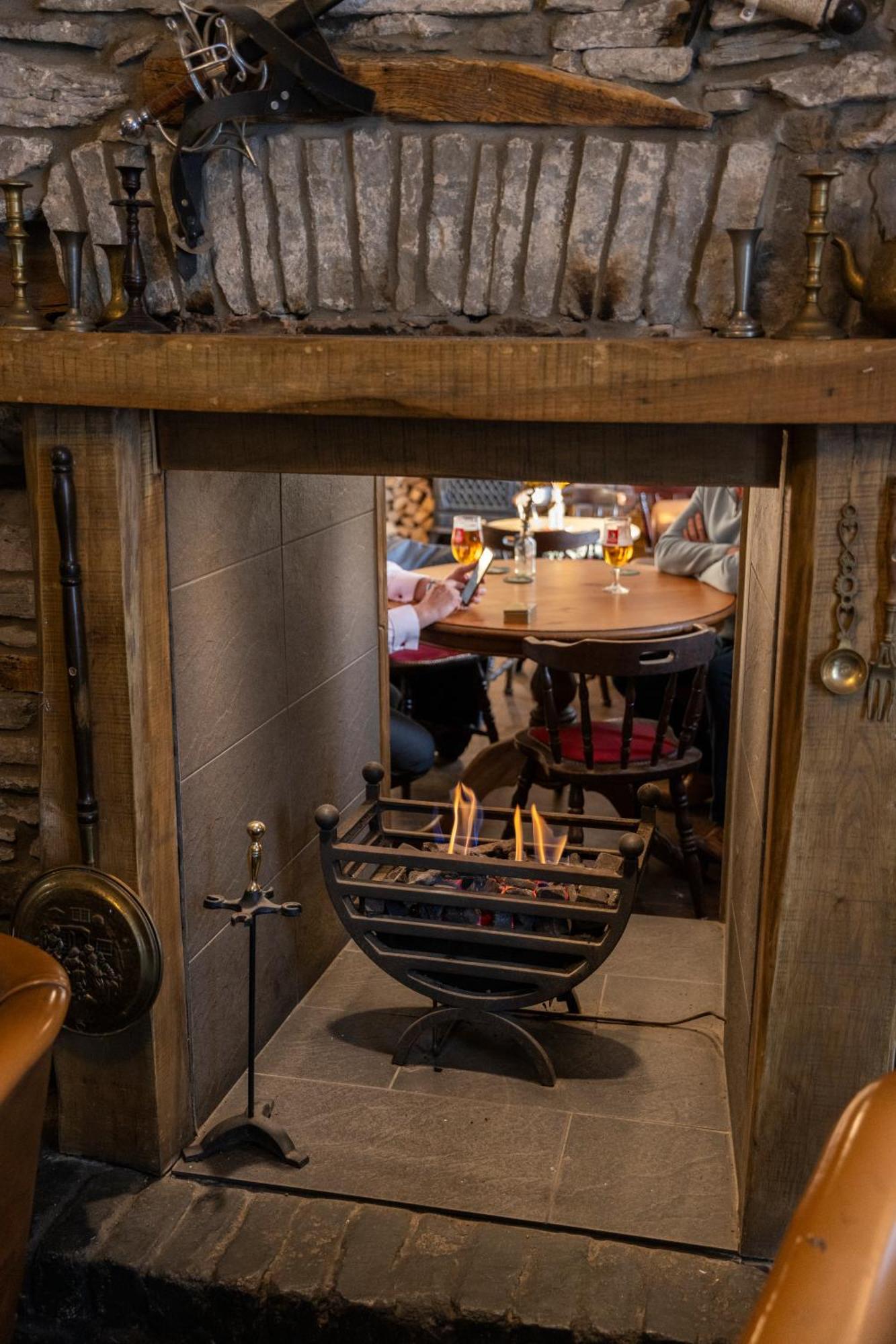לאנטריסנט The Bear Inn מראה חיצוני תמונה